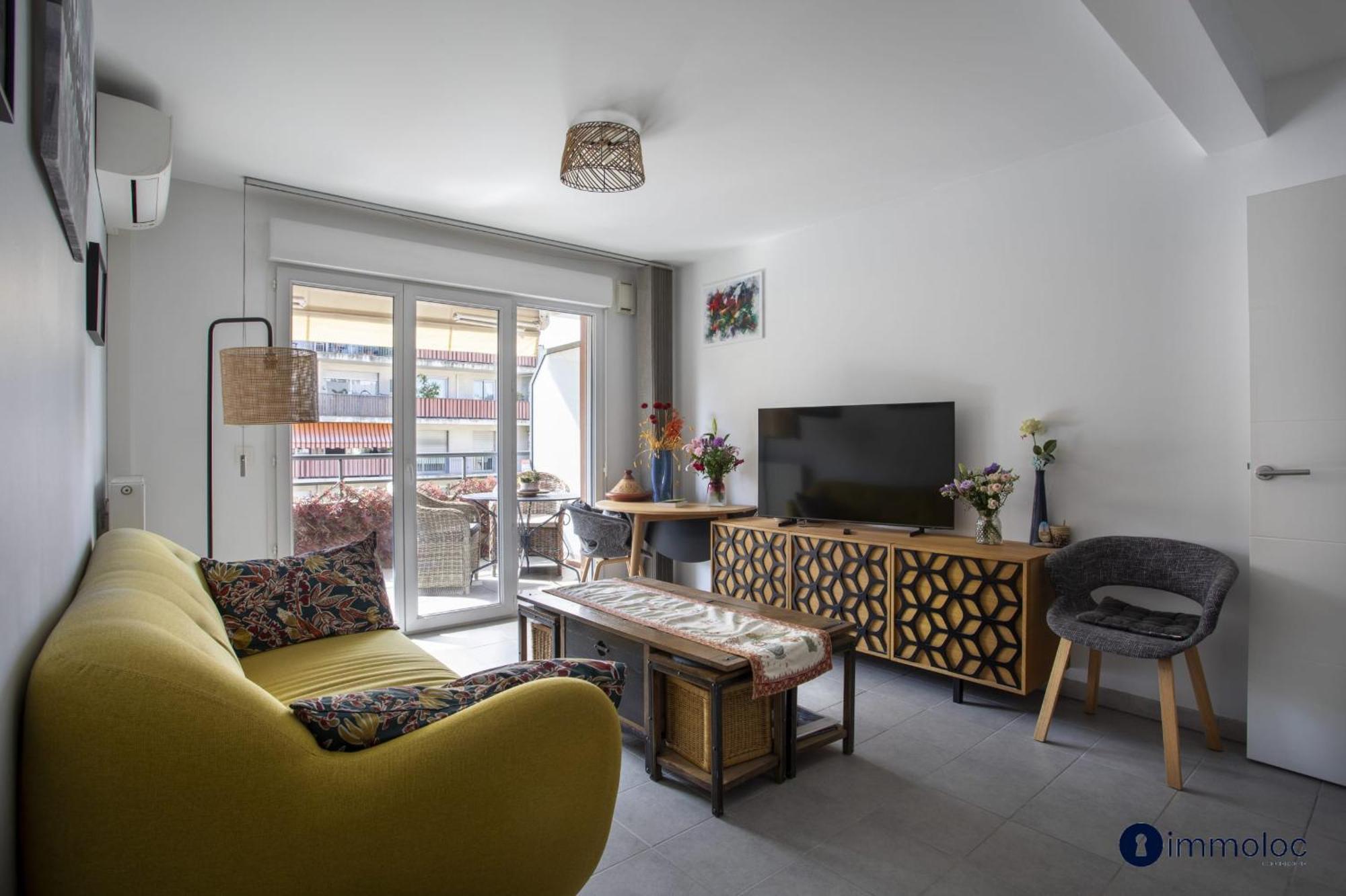 Air-conditioned Near Liberation District Appartement