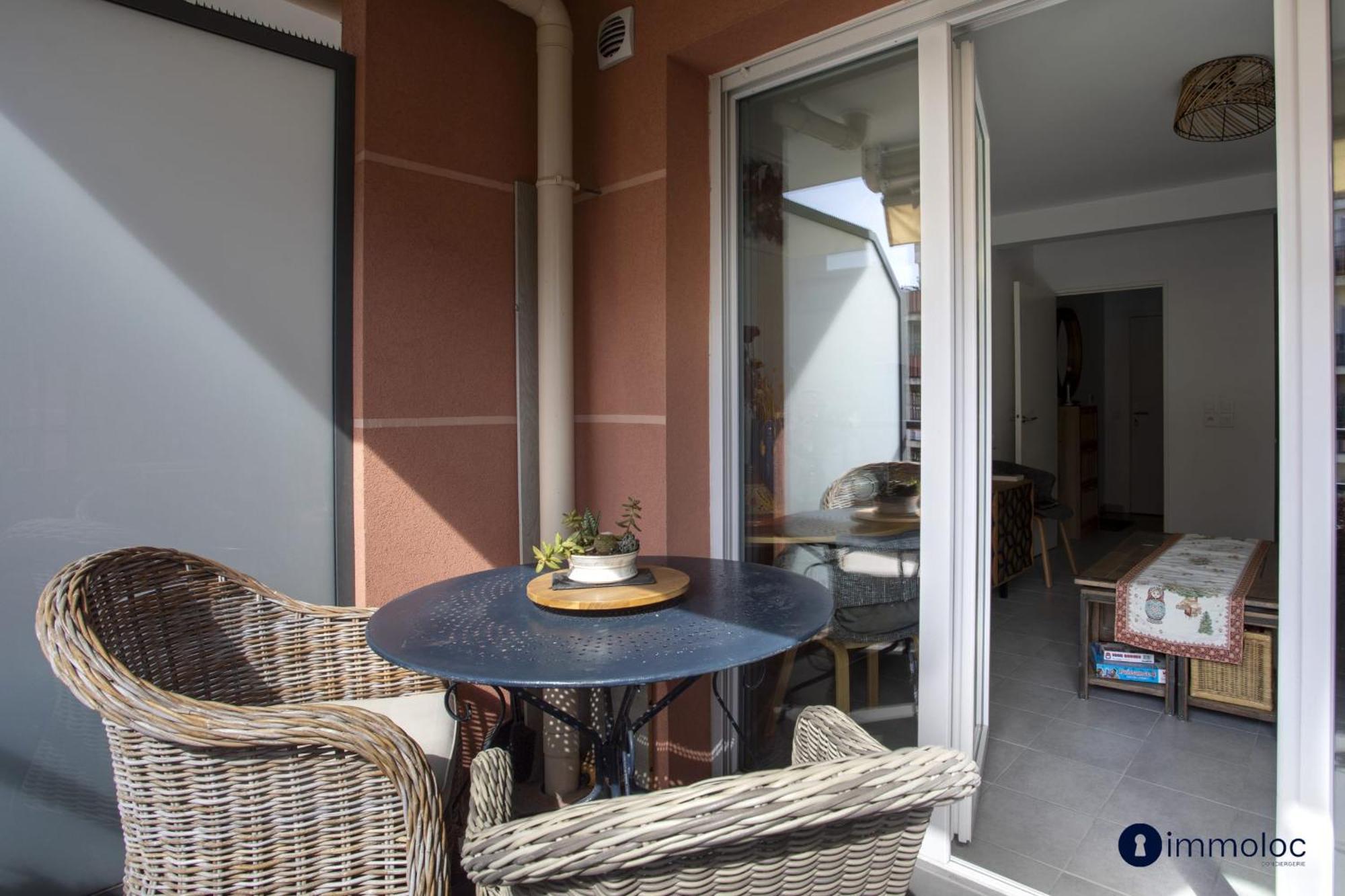 Air-conditioned Near Liberation District *